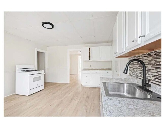 Building Photo - 411 Rathbun St