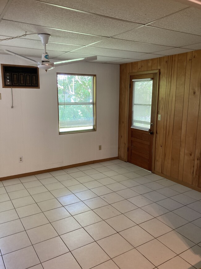 Building Photo - 213 Cotorro Ln