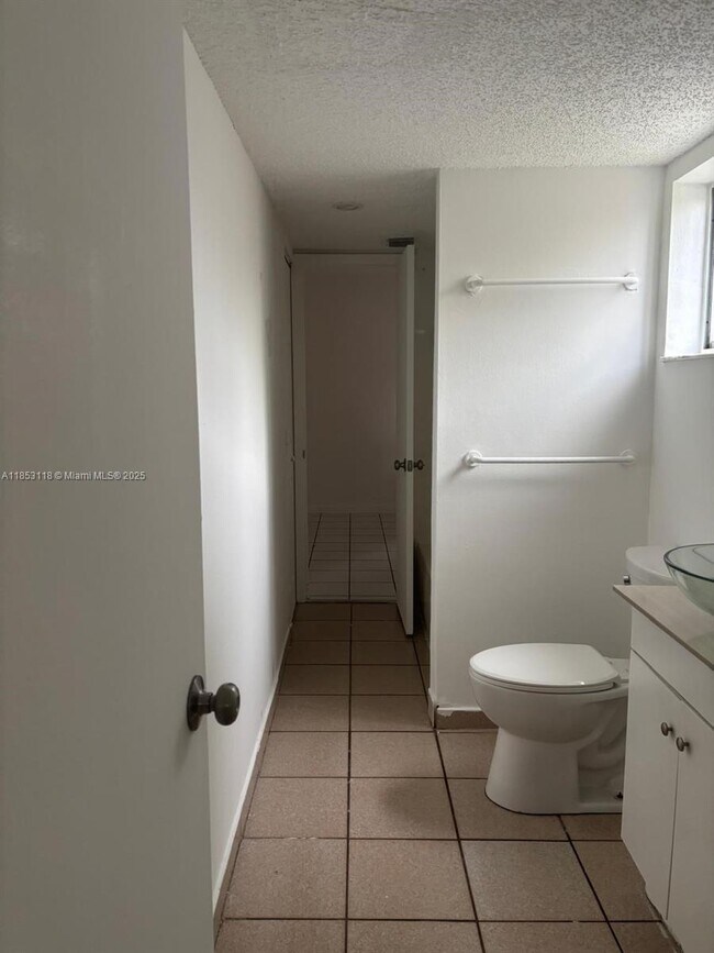 Building Photo - 2710 W 76th St