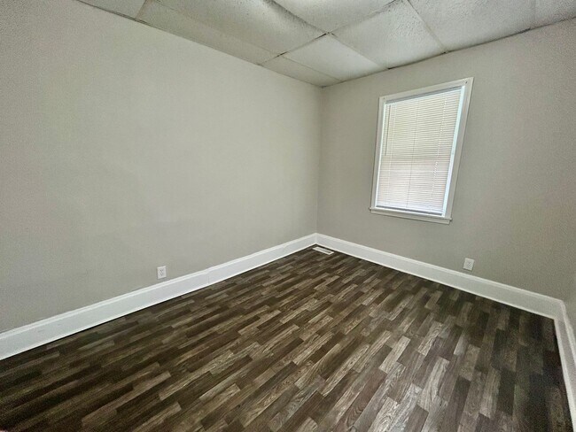 Building Photo - 3 Bedroom Available!!