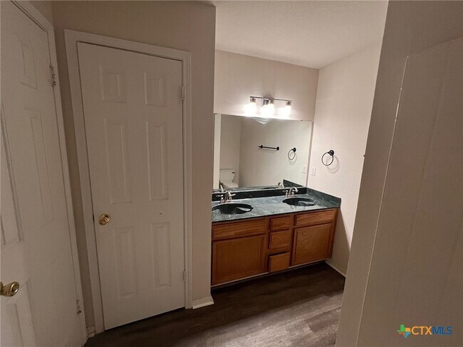 Building Photo - 4205 Bluestem Ln