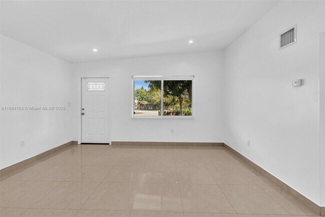 Building Photo - 5618 SW 36th St