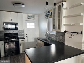 Building Photo - 136 Davis St