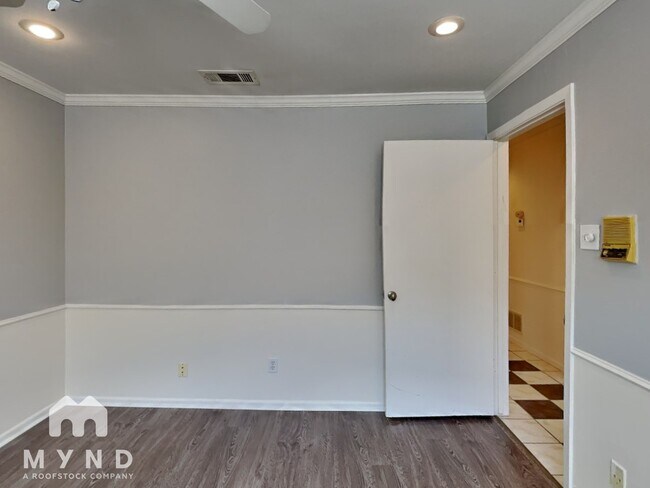 Building Photo - 7320 Campbell Rd