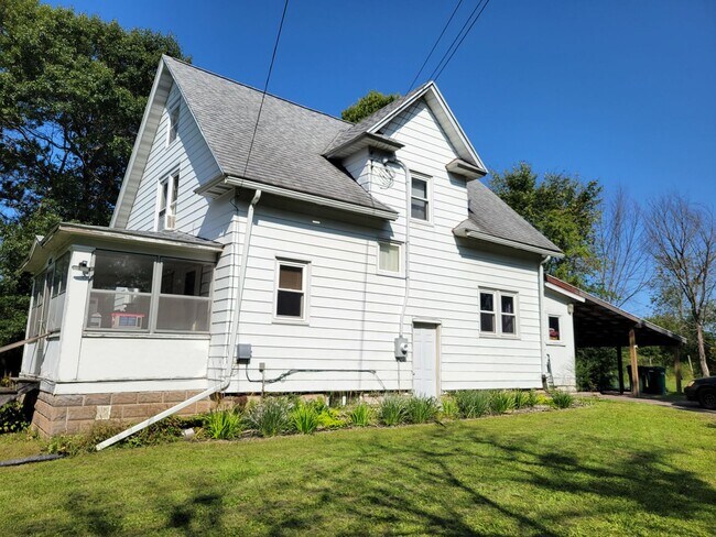 Building Photo - Private 4-Bedroom Farm Home on Large Lot with Screened Porch
