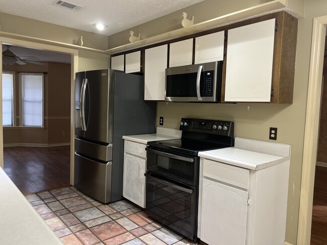 Building Photo - 808 Barony Ln