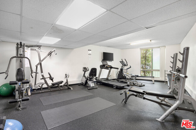 Building Photo - 809 S Bundy Dr