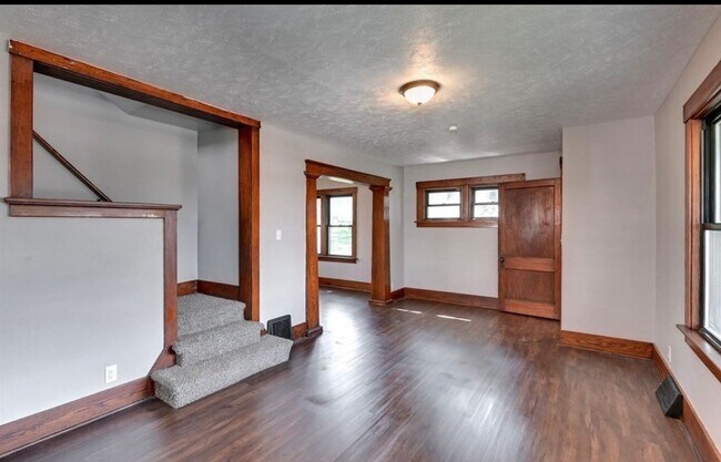 Building Photo - Beautiful & Spacious 3 Bedroom, 2 Bathroom Home in South Omaha – 1,872 Sq Ft