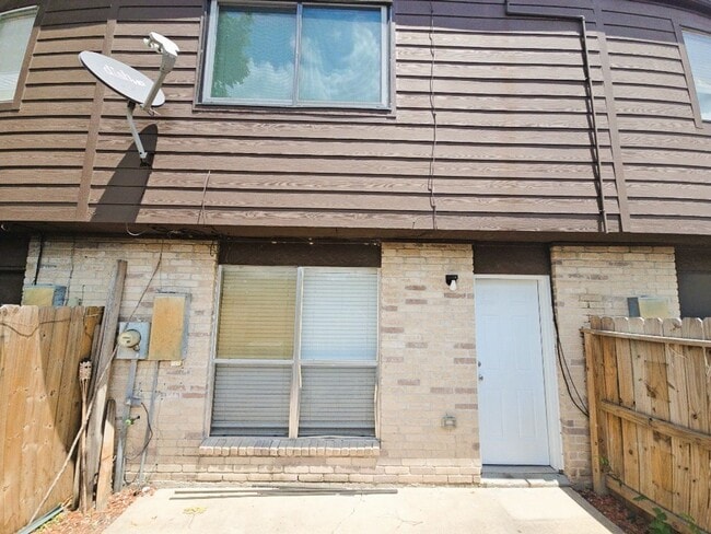 Building Photo - 15625 Weldon Dr
