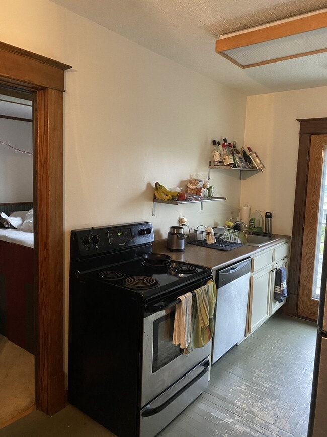 Building Photo - Spacious top floor 4 bed 1 bath by UWEC!