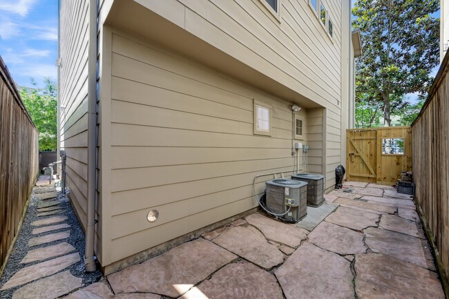 Building Photo - 2101 Elmen St