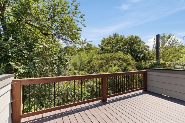 Building Photo - 4 Bedroom/ 2.5 Bath Home in East Nashville...