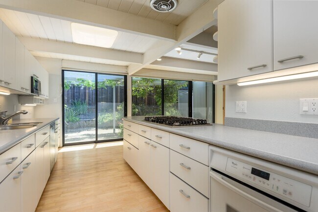 Building Photo - San Mateo Highlands Eichler Mid-Century 3/...