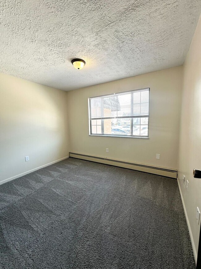 Building Photo - 2 Bedroom and 1.5 Bathroom Apartment in Be...