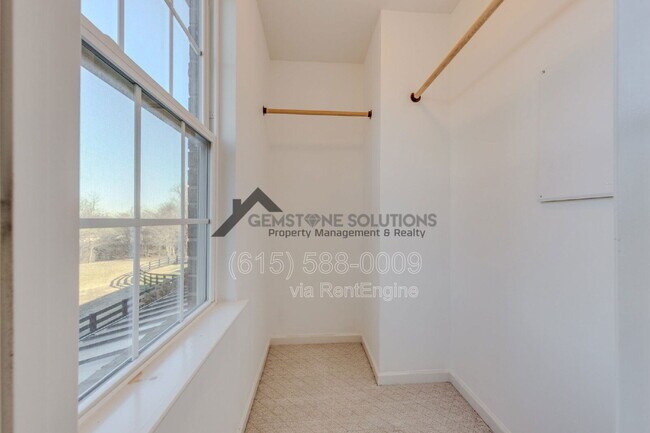 Building Photo - 304 Oldbury Ln