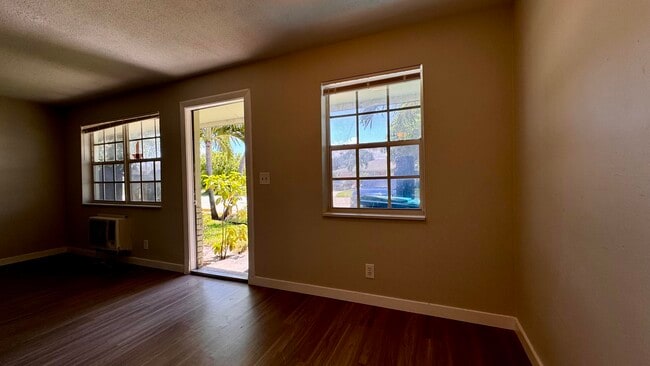 Building Photo - 141 NE 6th Ave