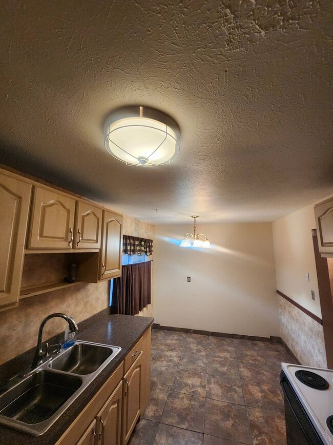 Building Photo - Charming 2-Bedroom Property in Prime Location