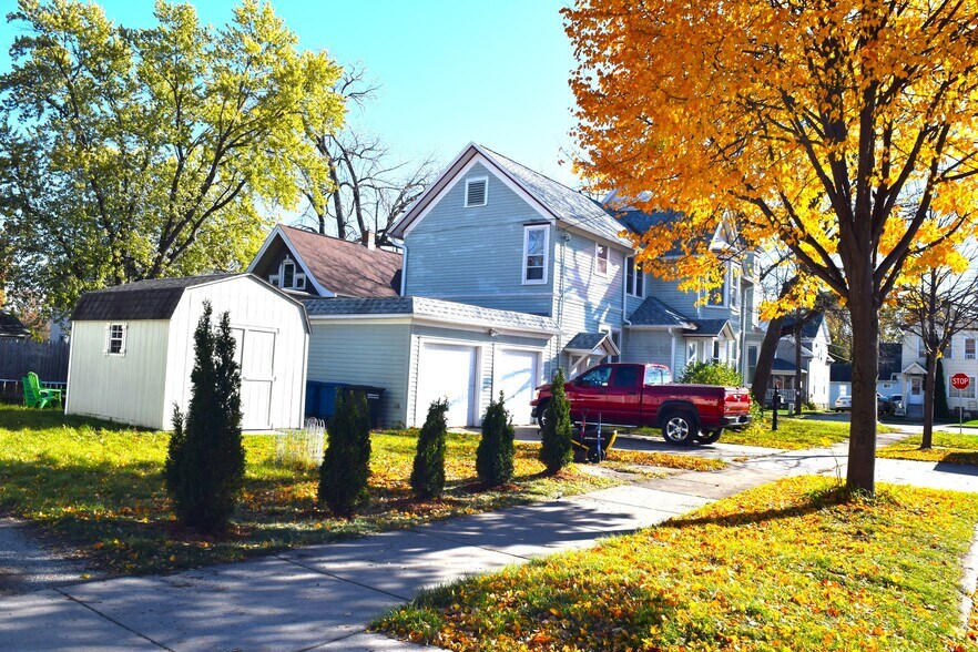 Primary Photo - 102 E Irving Ave