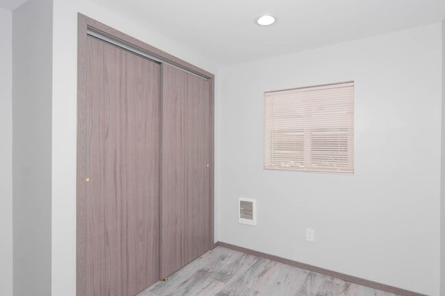 Building Photo - Fully Renovated small cozy 2 Bed 1 Bath Guest Cottage with complete updates