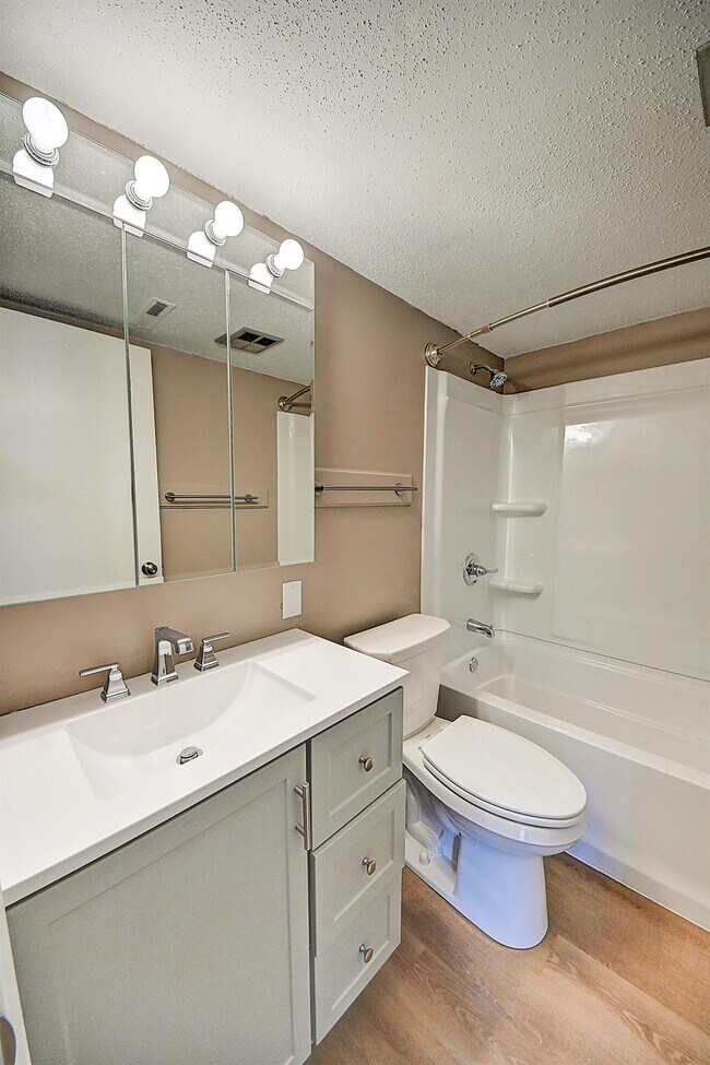 Building Photo - 1215 Oakland Rd NE