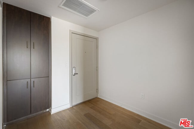 Building Photo - 436 S Virgil Ave