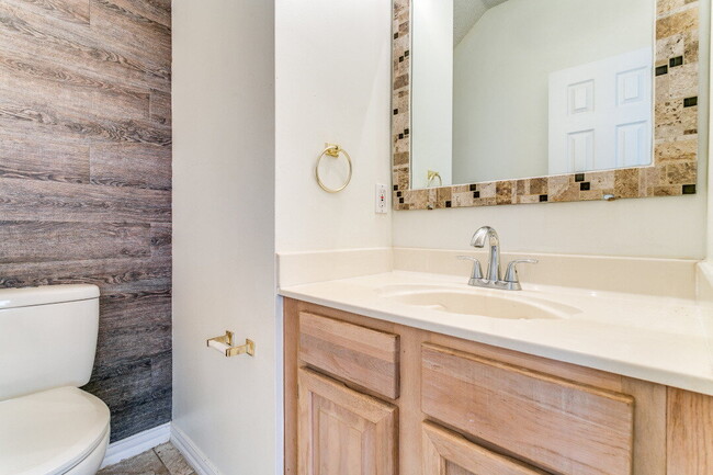 Building Photo - Bright & Spacious Home with Flex Room Near...