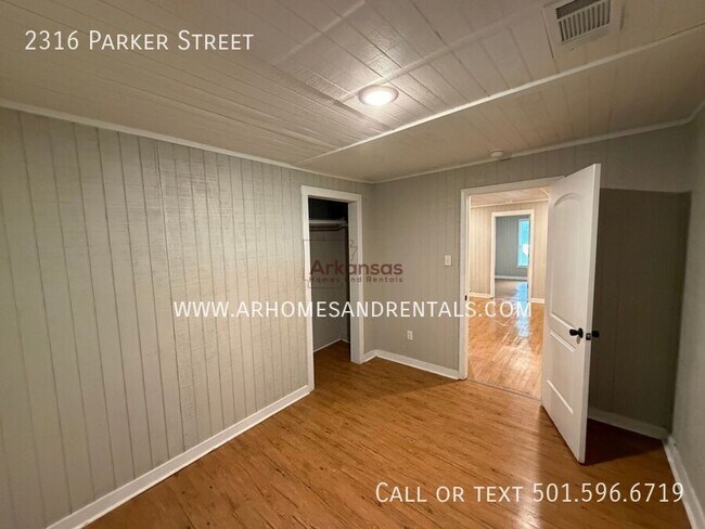 Building Photo - 2316 Parker St
