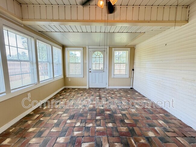 Building Photo - 1314 N Range Ave