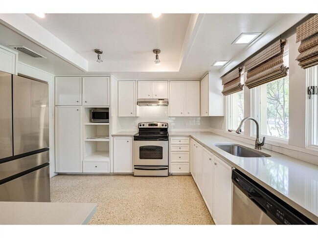 Building Photo - 6100 Mountainclimb Dr