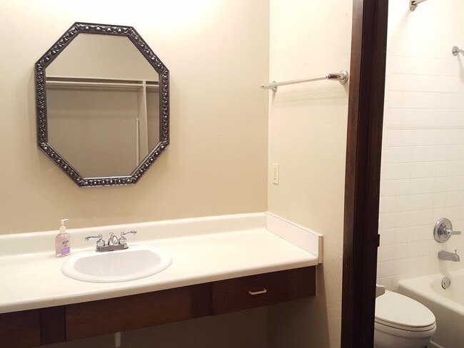 Building Photo - 822 Cardinal Creek Blvd