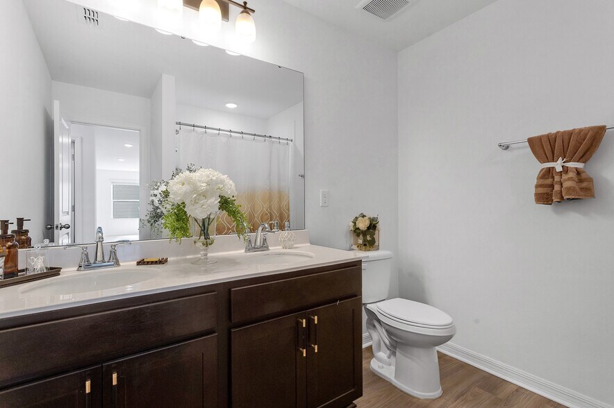 Building Photo - 682 Heritage Square Dr