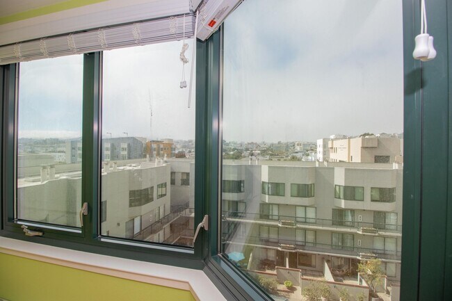 Building Photo - Updated One Bedroom Condo at Opera Plaza |...