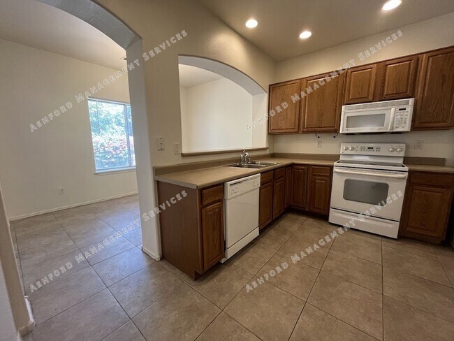 Building Photo - BEAUTIFUL 3 BEDROOM 2 BATHROOM HOME IN GLE...