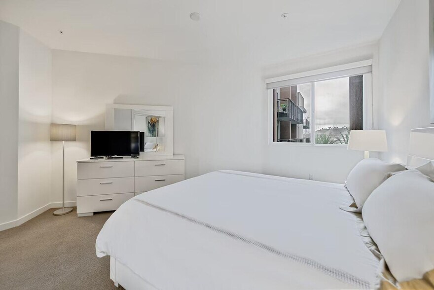 Building Photo - 375 Camino De La Reina