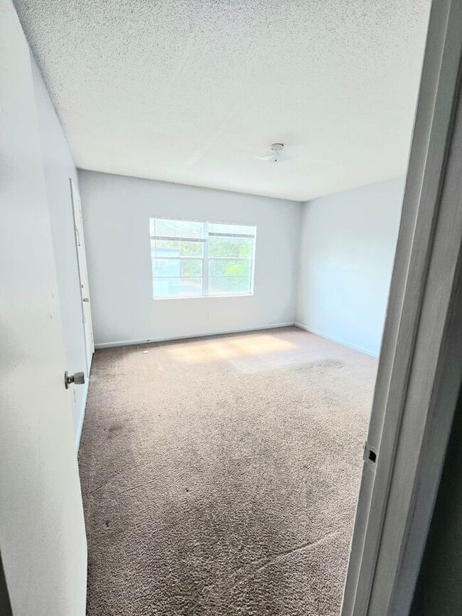 Building Photo - 2bedrooms 1.5 baths Townhome Available Now