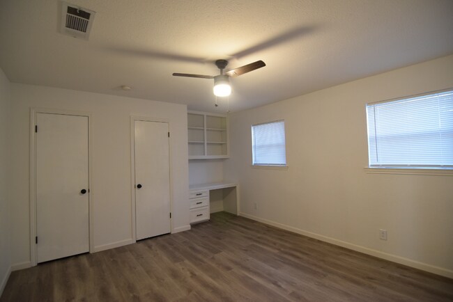 Building Photo - 820 Cedar Ridge Dr