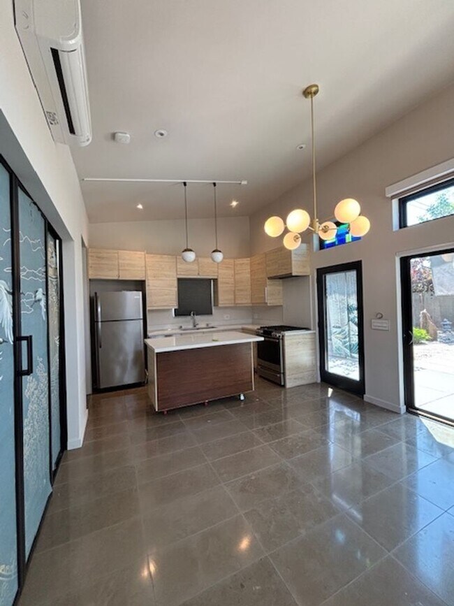Building Photo - 1 Bed 1 Bath in North Hills Available Now