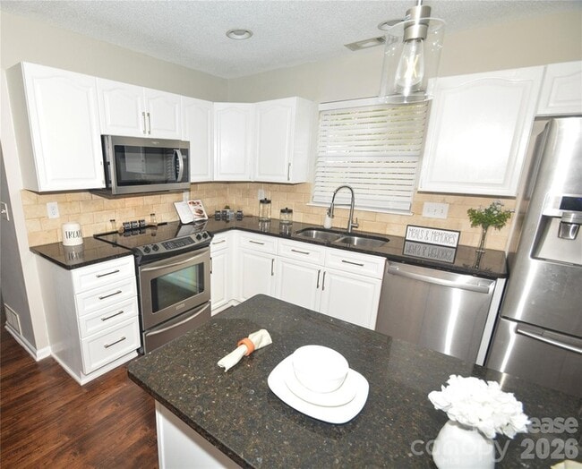 Building Photo - 605 Mountainwater Dr