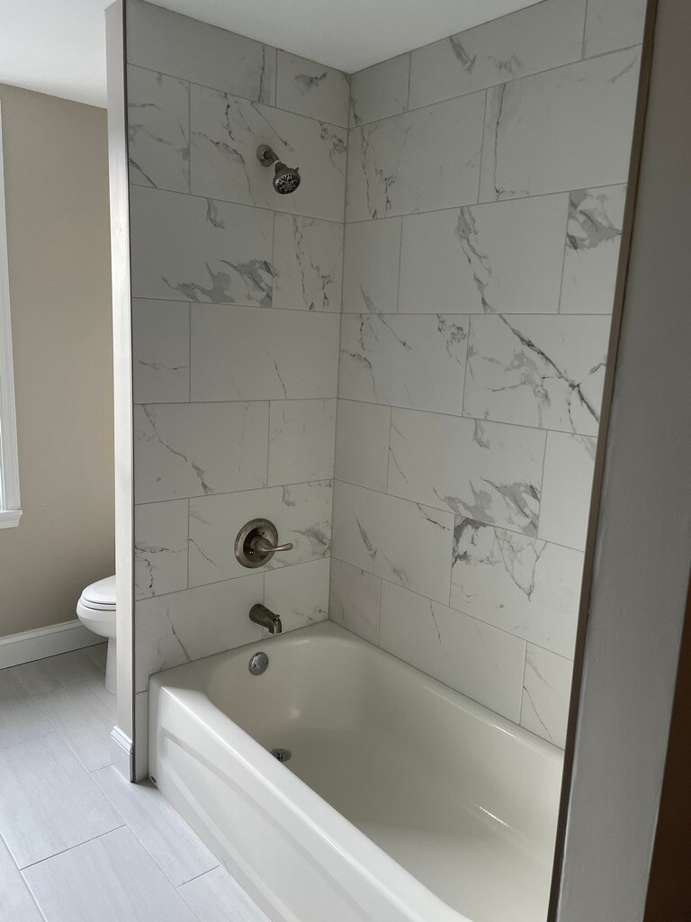 2nd floor bathroom - 4680 Umbria St