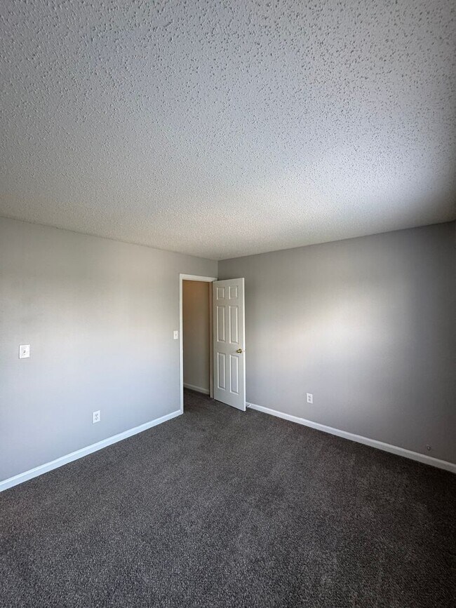 Building Photo - Noblesville 3  - R home