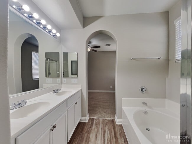 Building Photo - 9827 W Spinnaker Creek Ave