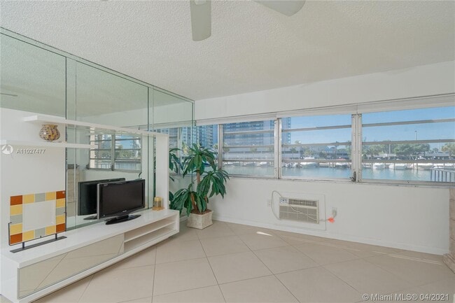 Building Photo - 220 Kings Point Dr