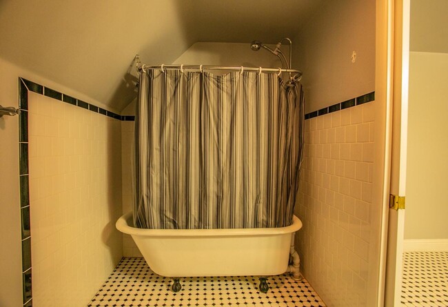 Upstairs bath/shower - 2300 19th St
