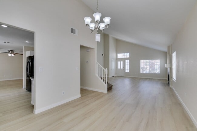 Building Photo - Stunning 3 Bedroom, 2.5 Bathroom Home in E...