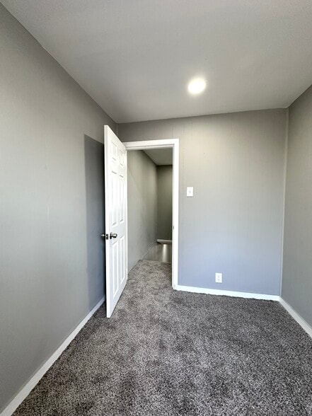 Building Photo - 2620 Sylmar St