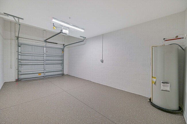 Building Photo - 20550 Hazelnut Ct