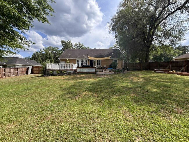 Building Photo - 1121 Archangel Way
