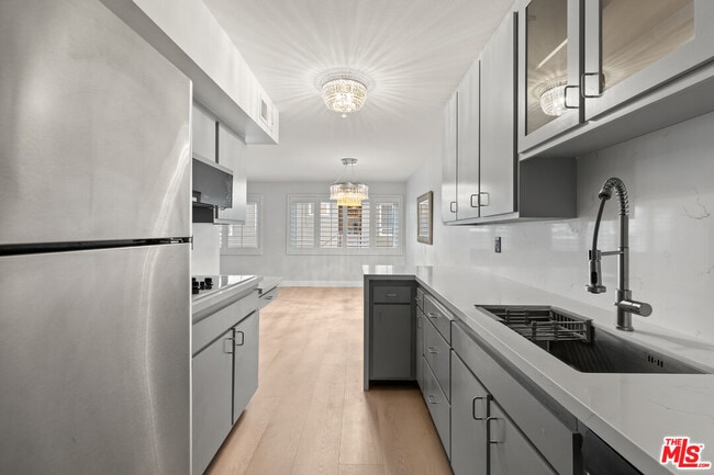 Building Photo - 1121 N Olive Dr