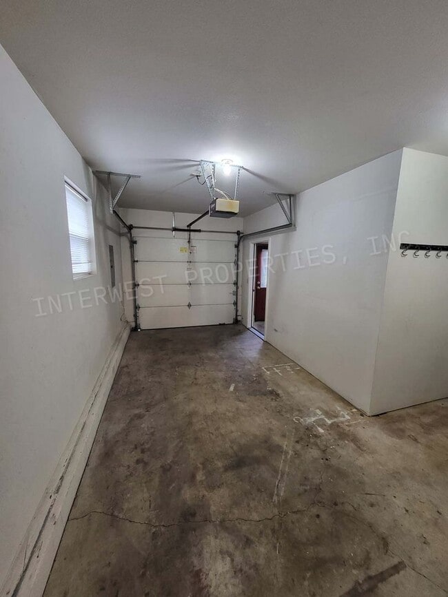 Building Photo - 3bd 2 ba Townhouse w/Washer/Dryer in Unit, Yard and Garage!