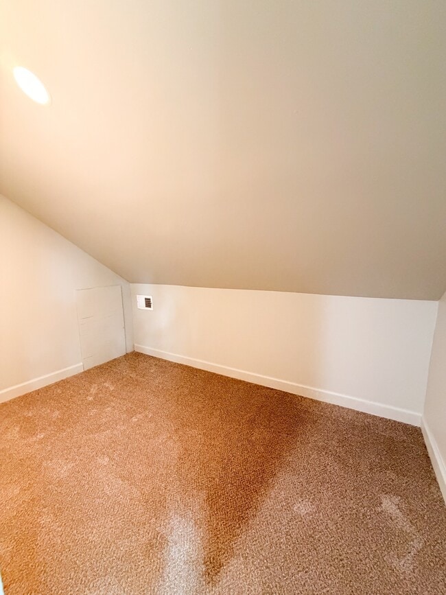 Building Photo - 15815 Evergreen Rd